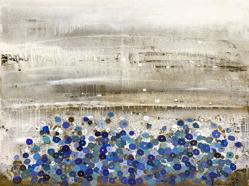 Horizonte y flores azules