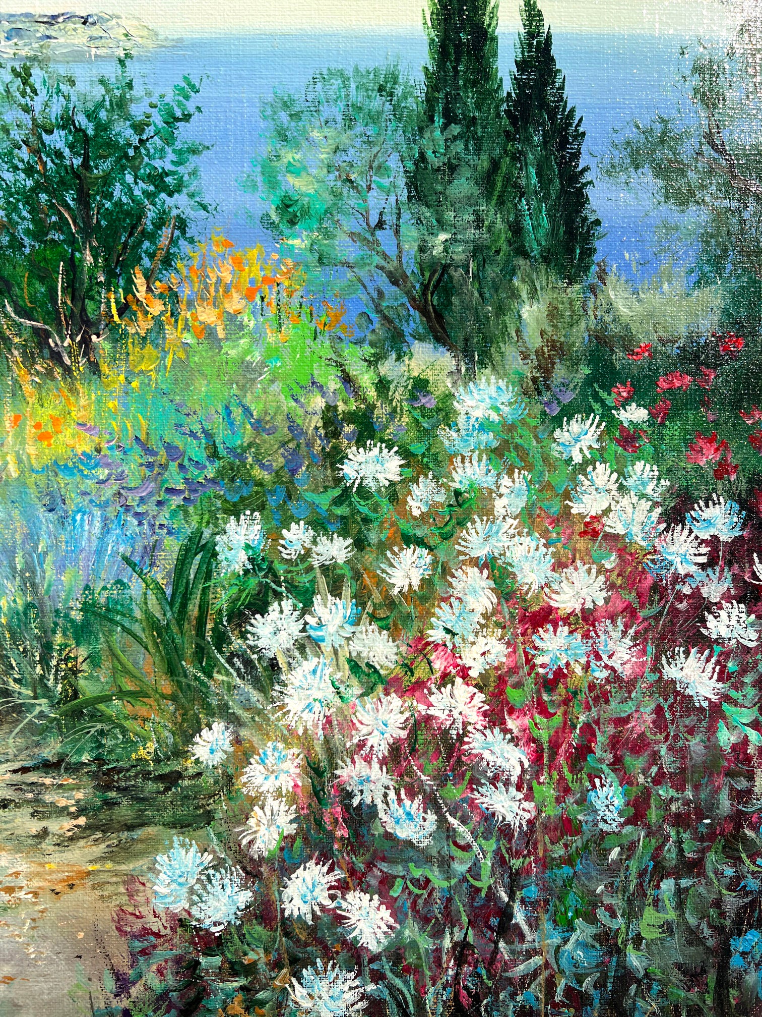 Terrasse fleurie sous les calanques
