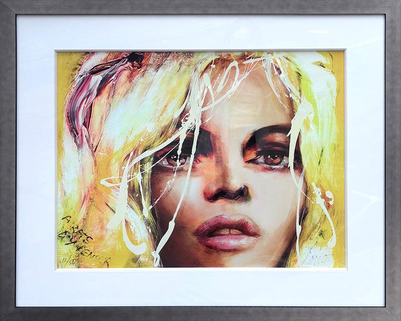 Blonde sur fond jaune fluo (11/50)