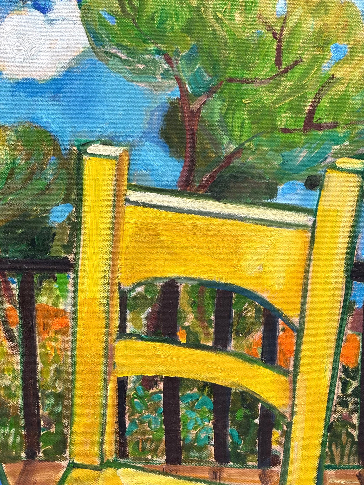 Chaise jaune à l’extérieur